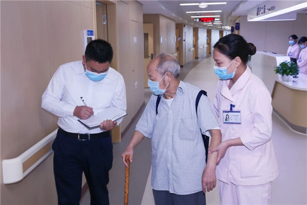 厚捷资讯丨万州区革命传统教育协会28名老干部莅临医院参观